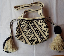 Load image into Gallery viewer, Colombian bucket bag
